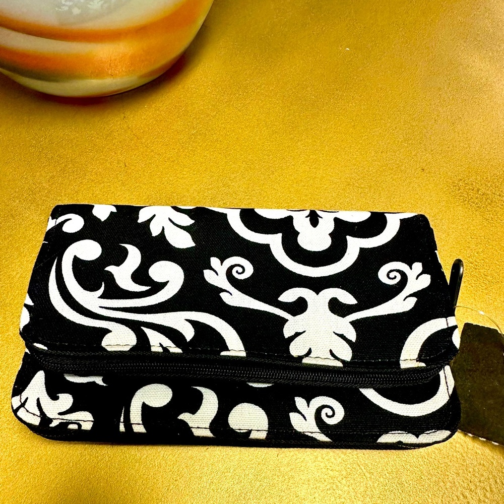 Twenty One black-and-white floral wristlet